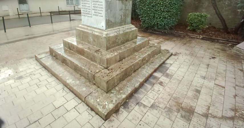 Entretien printanier : les cimetières des Clayes-sous-Bois font peau neuve
